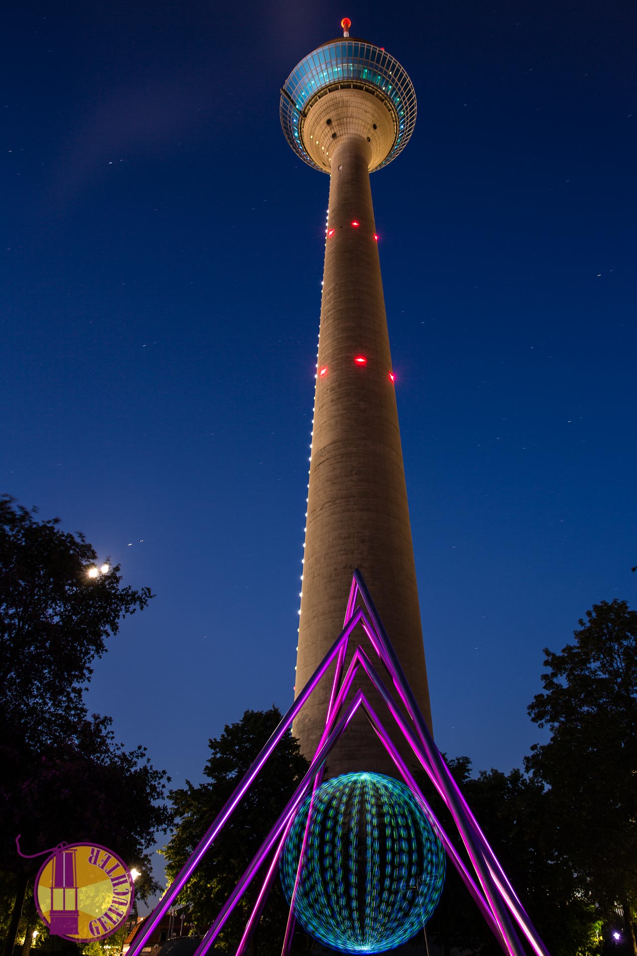 Lightpainting - Düsseldorf, Energie-Pyramide - Warten auf den Start